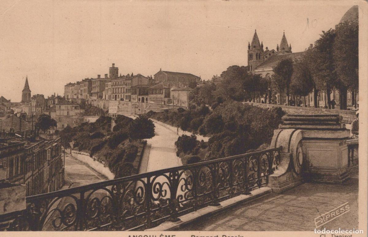 Cartoline: France Angoul&ecirc;me Angouleme Vue Panoramique de la Ville et Cath&eacute;drale *YAD546
