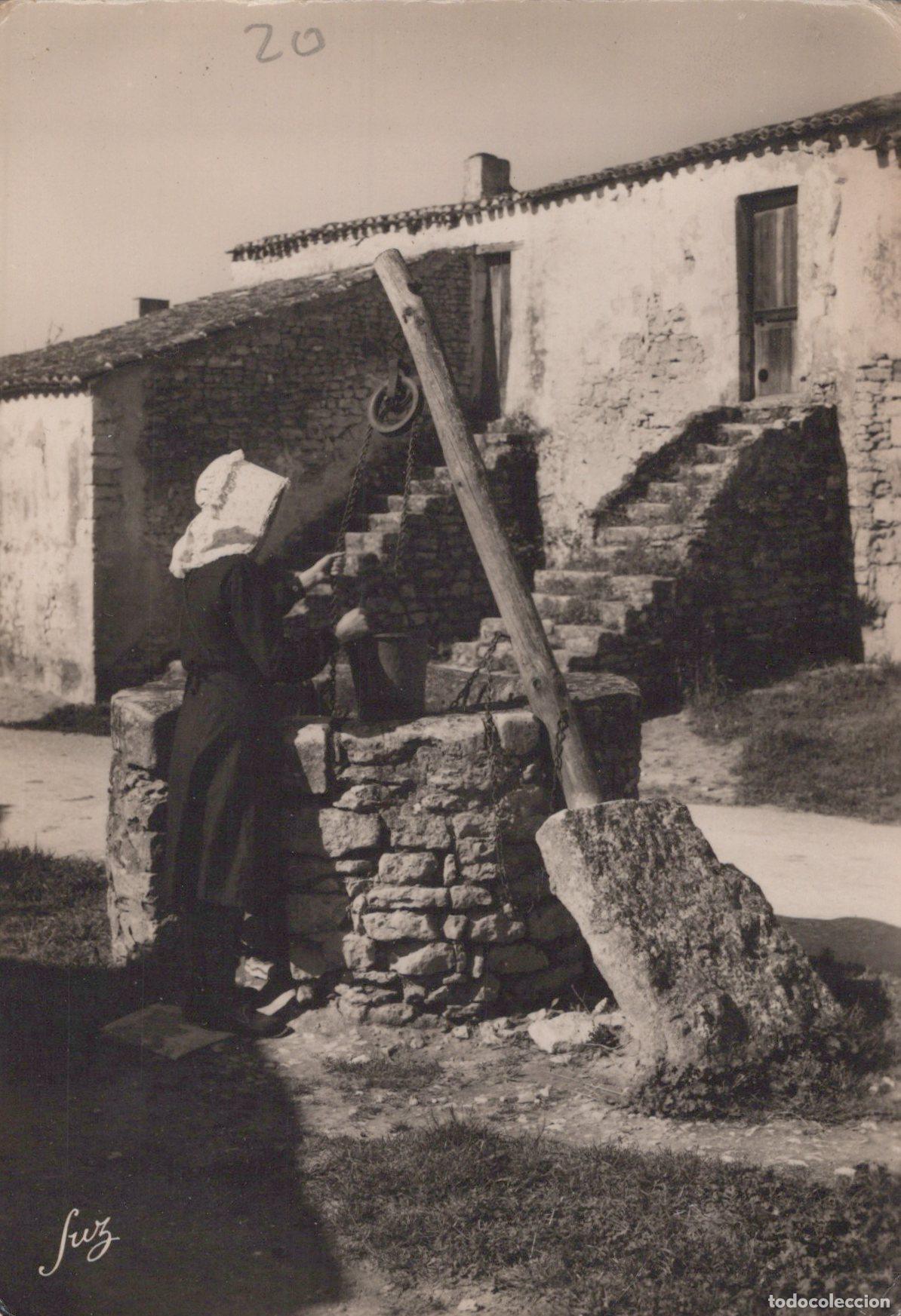 Cartoline: France Chaucre Ile d Oleron Femme au Puits Real Photo Unposted *YAD635