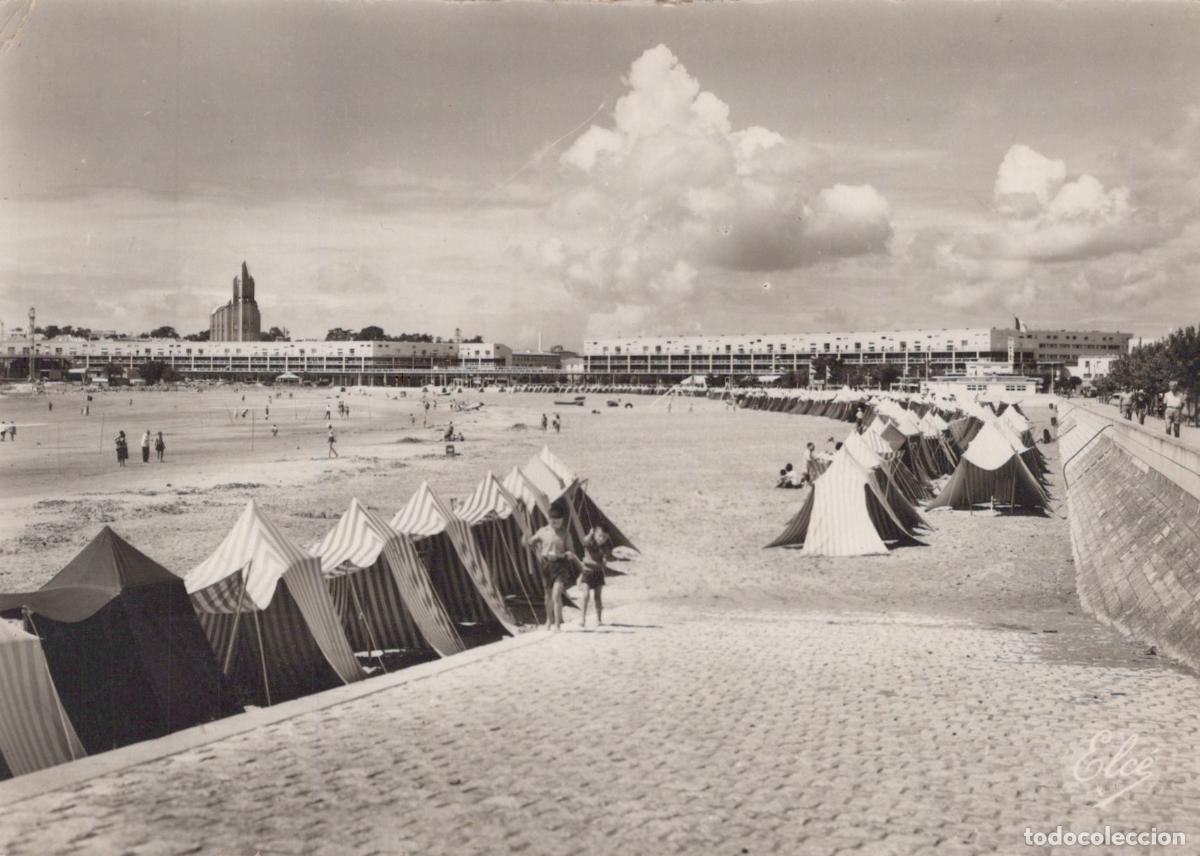 Cartoline: France Royan Plage Tentes Front de Mer et Eglise *YAD740
