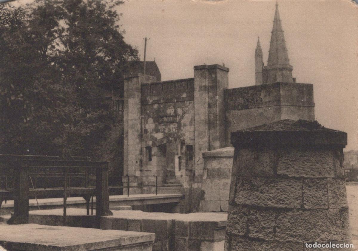 Postcards: France La Rochelle Porte des 2 Moulins et Tour des 4 Sergents Circul&eacute;e *YAD817
