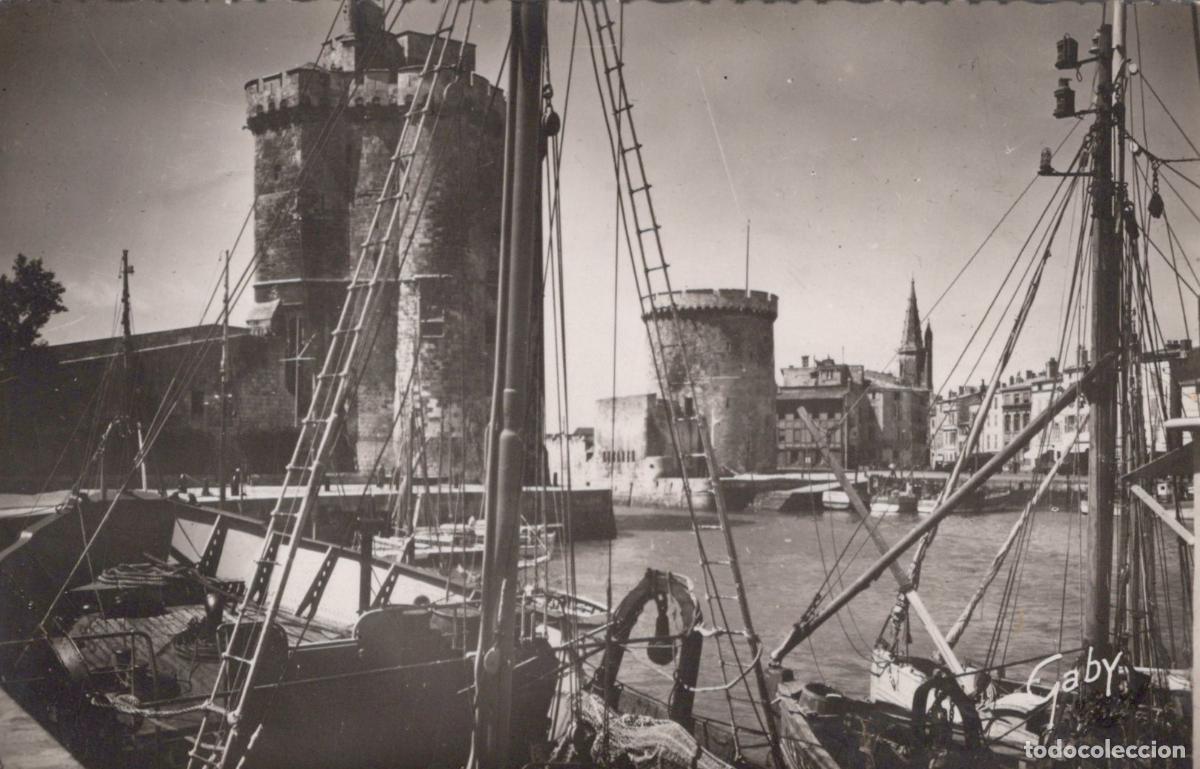 Postais: France La Rochelle L Entr&eacute;e du Port Vue des Tours Real Photo Unposted *YAD925