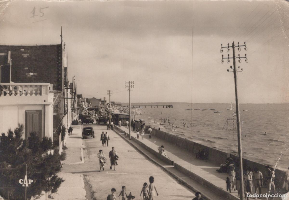 Postcards: France Chatelaillon La Plage Promenade Baigneurs *YAD698