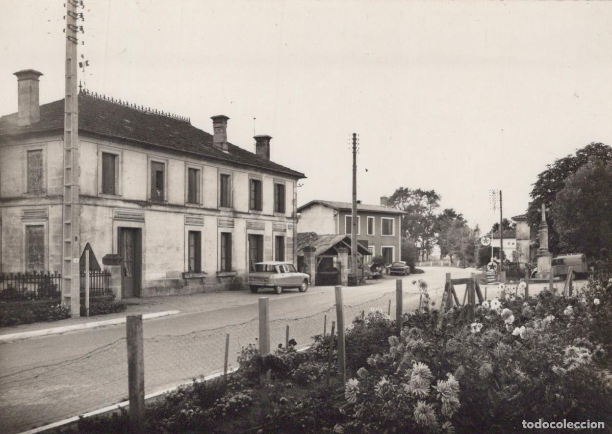 Postcards: France Lapouyade Vue Rond Point Architecture Locale Real Photo Unposted *YAD754