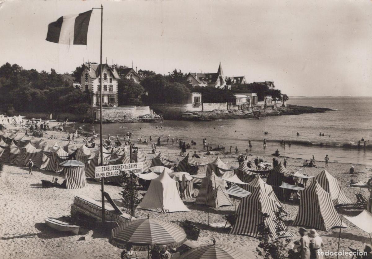 Cartoline: France St Palais sur Mer Charente Maritime Plage Cabines Ray&eacute;es Drapeau *YAD809