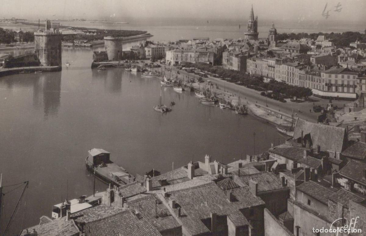 Postales: France La Rochelle Vue A&eacute;rienne du Vieux Port Avec Tours et Bateaux *YAD929