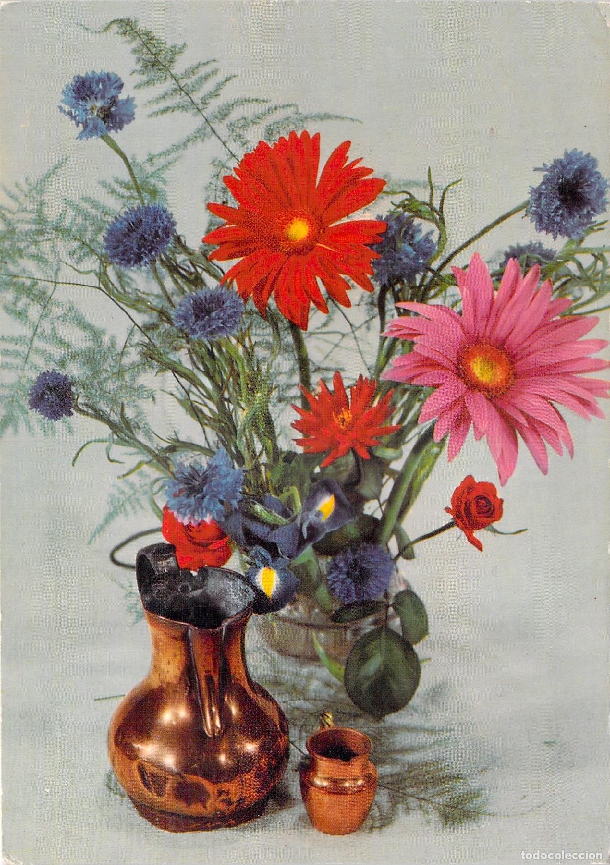 Cartes Postales: Postal de arte floral con ramo de flores en jarr&oacute;n de cobre
