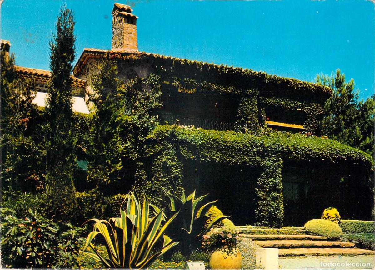 Postales: Postal de Les Issambres, Francia, casa mediterr&aacute;nea y vegetaci&oacute;n