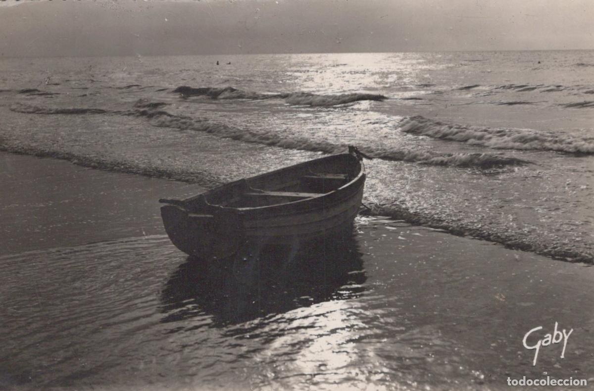 Postcards: France Gironde Barque de P&ecirc;che sur Plage *YAE009