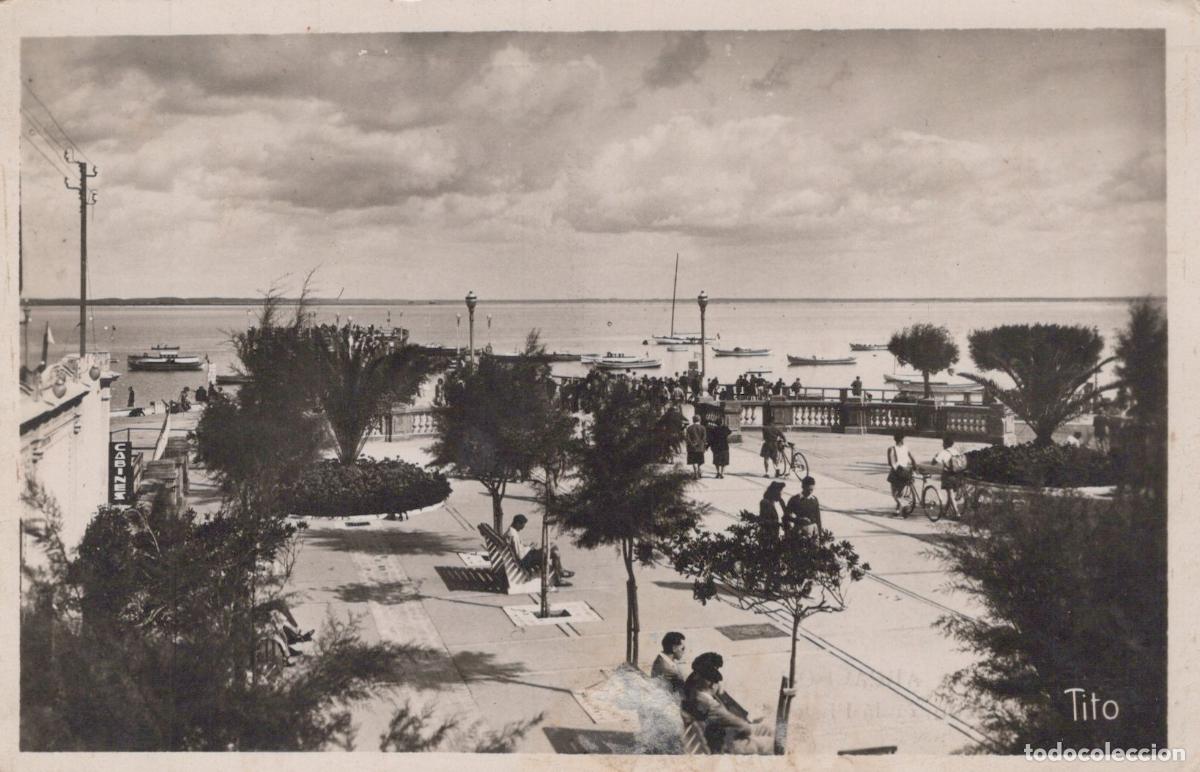 Cartes Postales: France Arcachon Place Thiers Port Bateaux et Promeneurs *YAE185