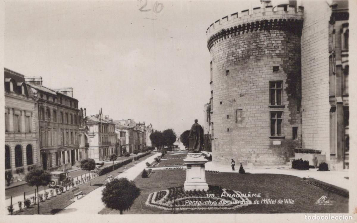 Cartes Postales: France Angoul&ecirc;me H&ocirc;tel de Ville Jardins et Monument *YAE247