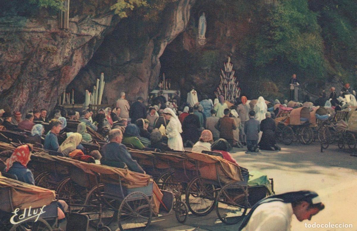 Postcards: France Lourdes Malade devant la Grotte *YAE391