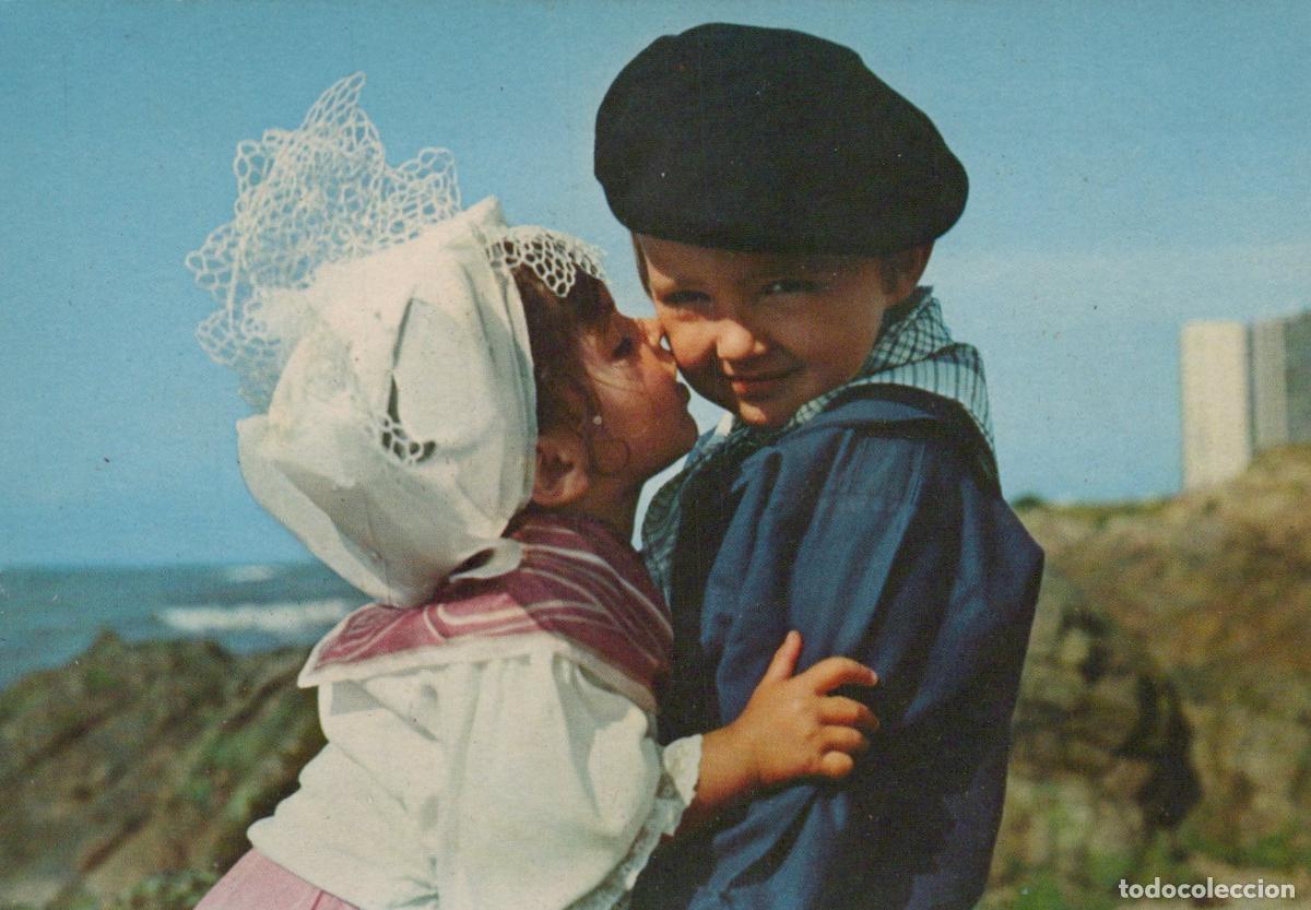Cartoline: France Les Sables D Olonne Enfants en Costume Traditionnel *YAE757