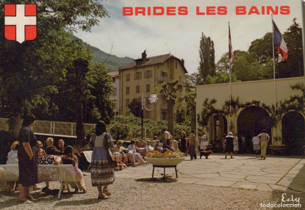 Cartes Postales: France Brides les Bains La Source Ext&eacute;rieur Personnes Drapeaux *YAE506