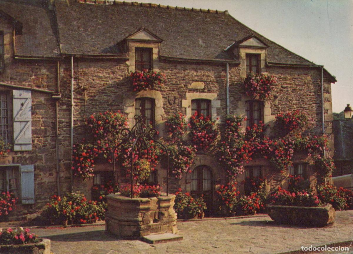 Postkarten: France Rochefort en Terre Maisons Fleuries Place du Puits *YAE788