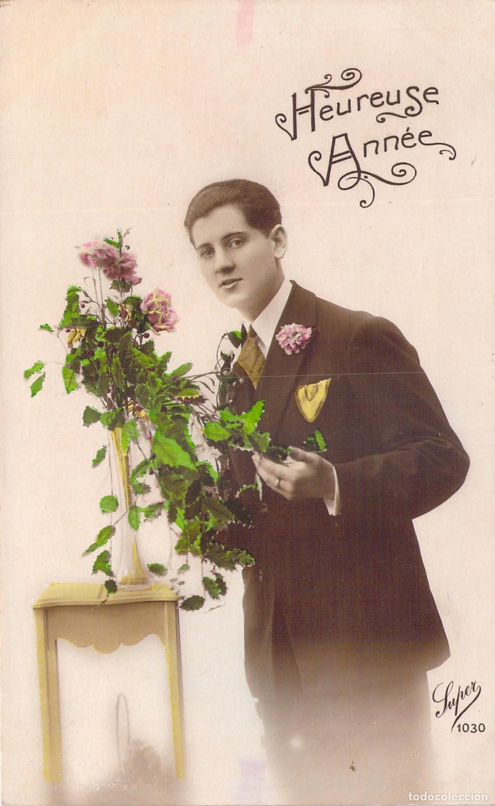 Postales: Postal de Feliz A&ntilde;o Nuevo con hombre joven y flores