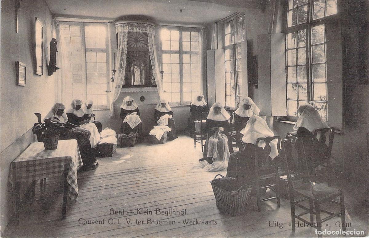Postales: Postal de Gante, interior del Beguinaje, monjas en taller de costura