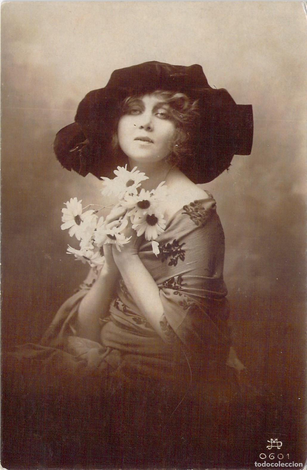 Postales: Postal antigua de mujer joven con flores