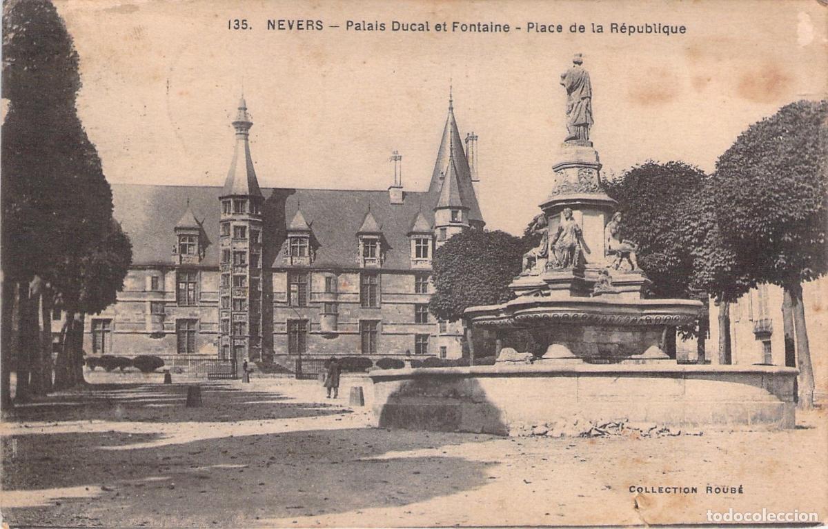Postales: Postal de Nevers, Palacio Ducal y Fuente en la Plaza de la Rep&uacute;blica