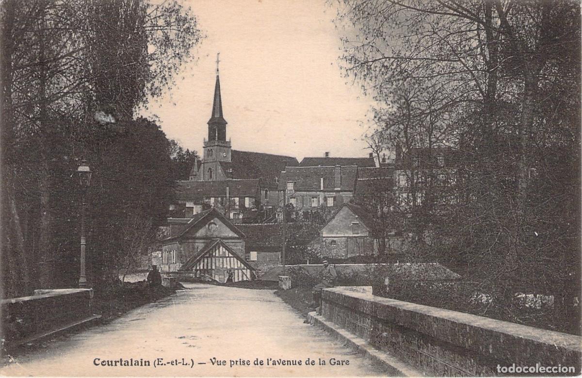 Postcards: Postal de Courtalain vista de la avenida de la estaci&oacute;n en Francia