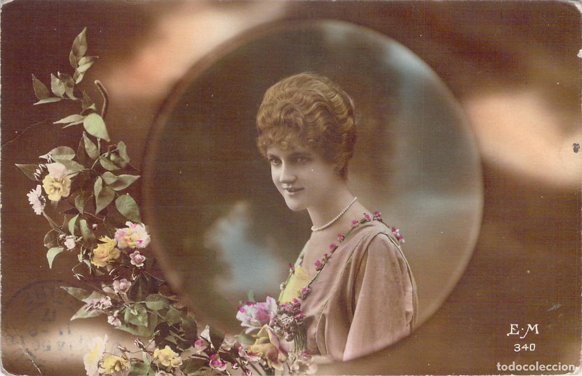 Postcards: Postal de retrato art&iacute;stico de mujer con flores en estilo cl&aacute;sico