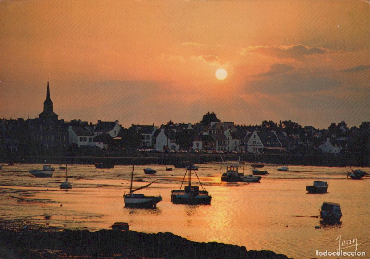 Postais: France Locmariaquer Coucher de Soleil Port Bateaux Village C&ocirc;tier *YAF439