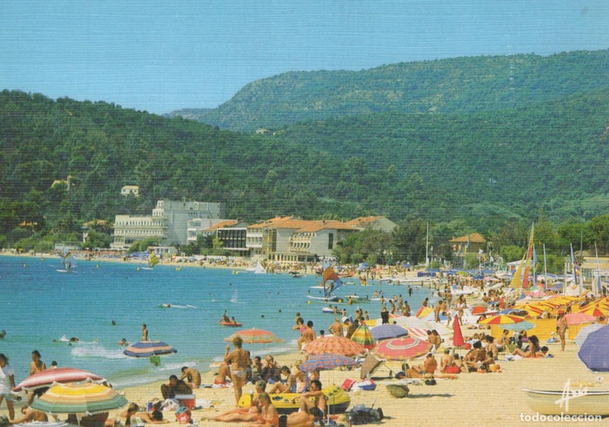 Postales: France Cavali&egrave;re Plage Anim&eacute;e Baigneurs Bateaux Collines Unposted *YAF629