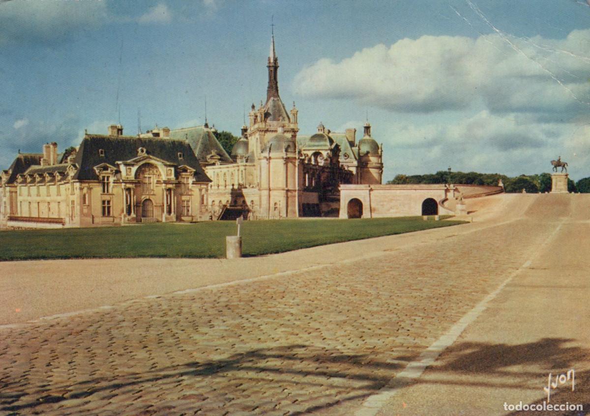 Postcards: France Chantilly Ch&acirc;teau de Fa&ccedil;ade Est Statue 1965 *YAF847