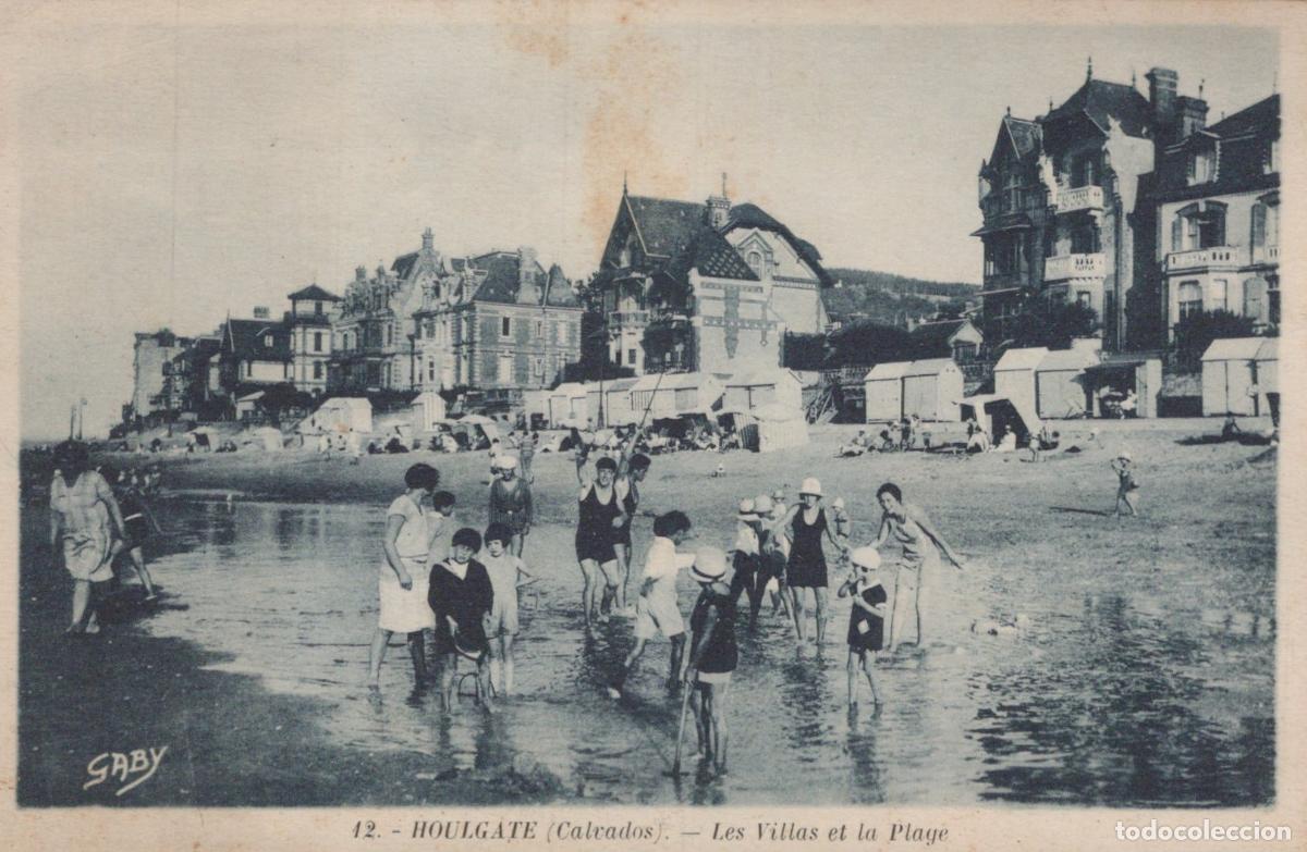Cartes Postales: Houlgate Calvados Beach Scene with Villas and Bathers *YAG605