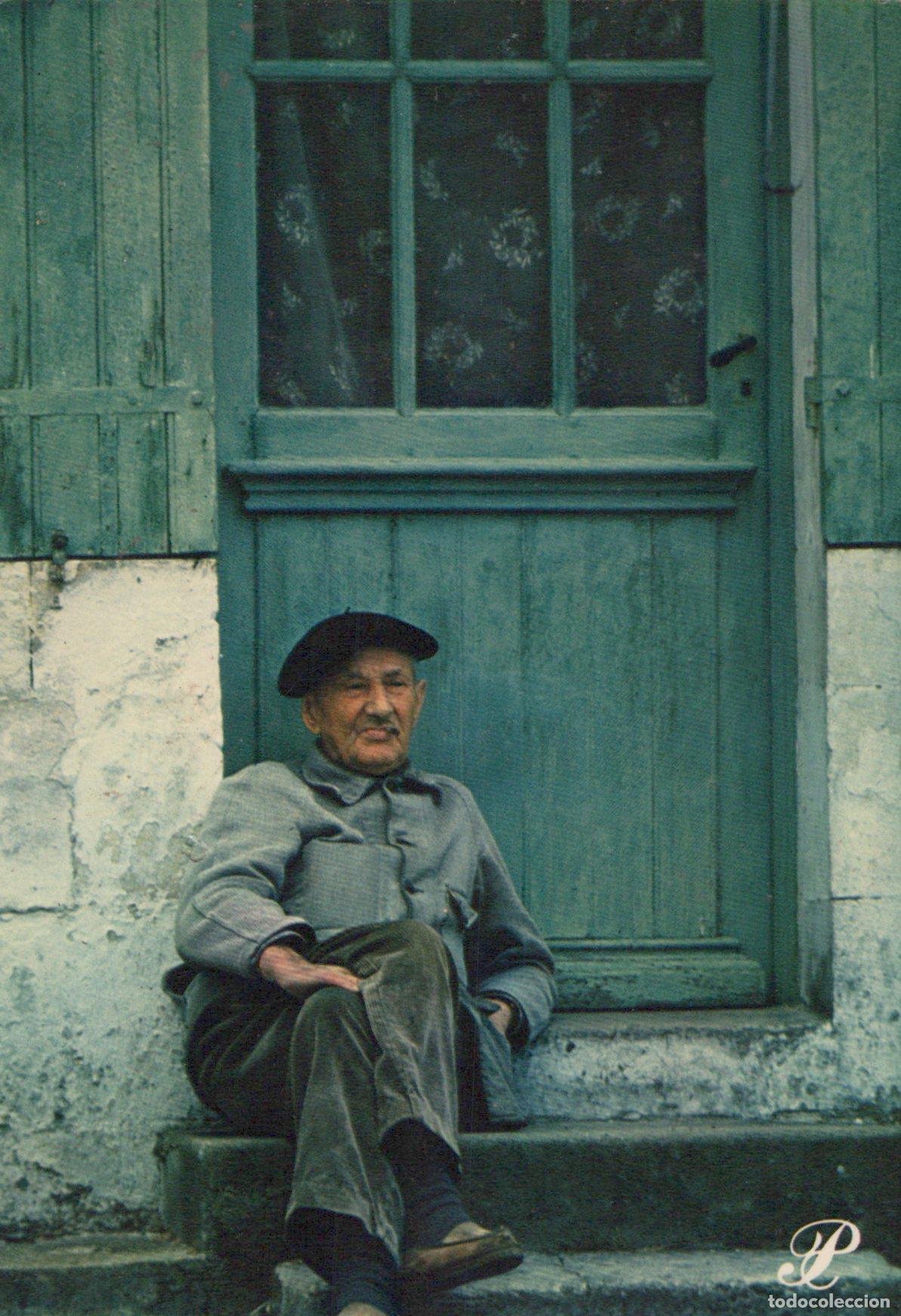 Cartes Postales: France Vieil Homme en B&eacute;ret Architecture Rurale Unposted *YAG375