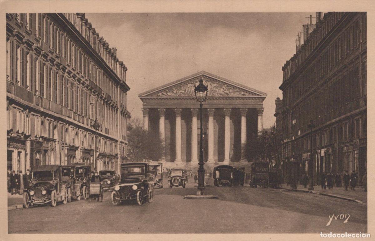 Cartoline: Paris La Madeleine Church and Rue Royale Street with vintage cars *YAG683