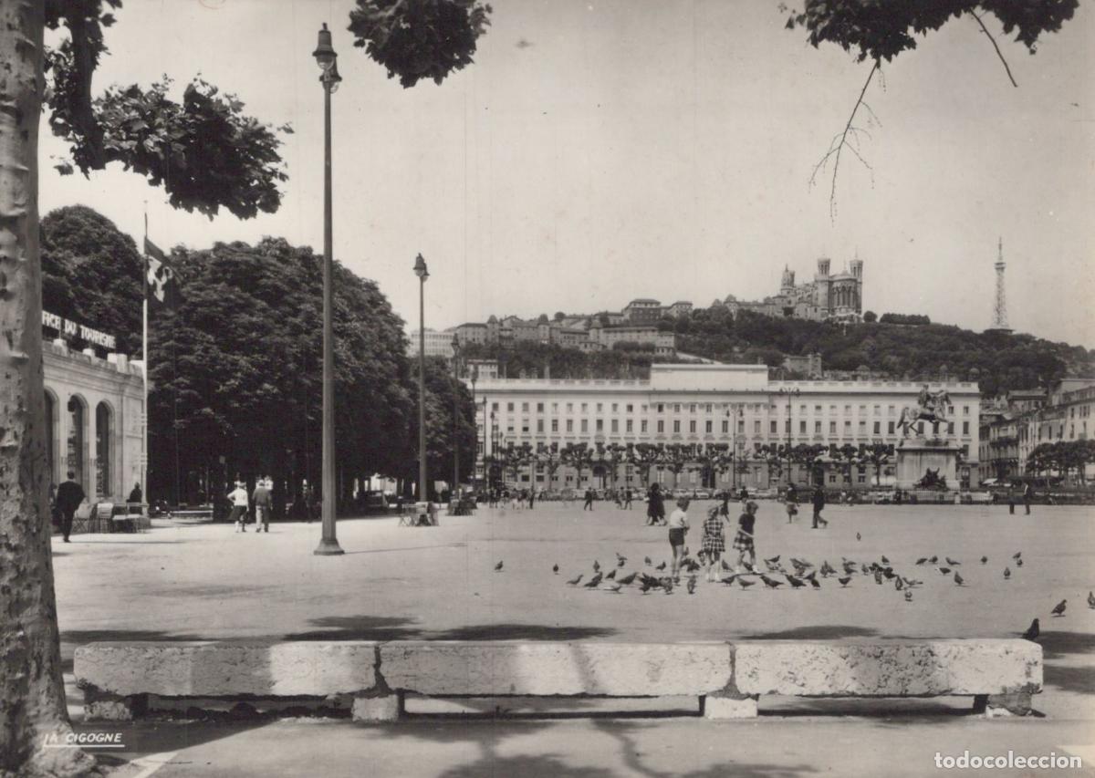Postkarten: France Lyon Place Bellecour Vue sur Fourvi&egrave;re *YAG545