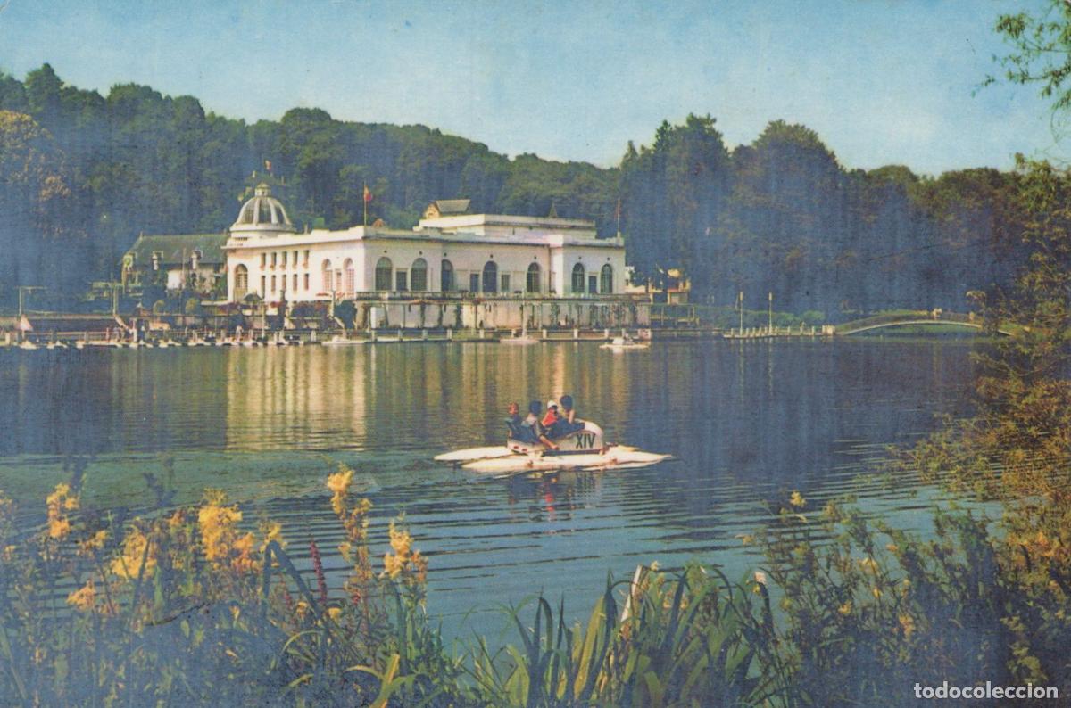 Cartes Postales: Bagnoles-de-l'Orne Le Casino du Lac with Pedal Boat *YAG959