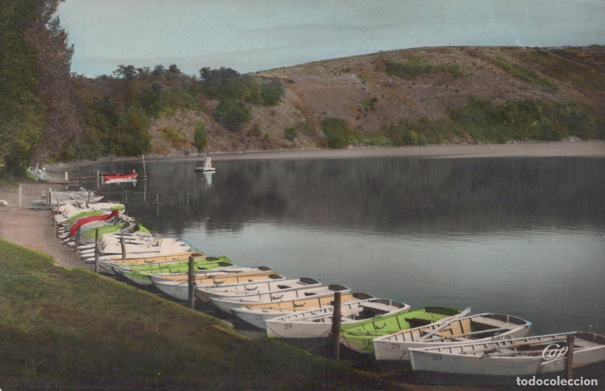 Postales: France Gour de Tazenat Barques sur le Lac Paysage Unposted *YAG942
