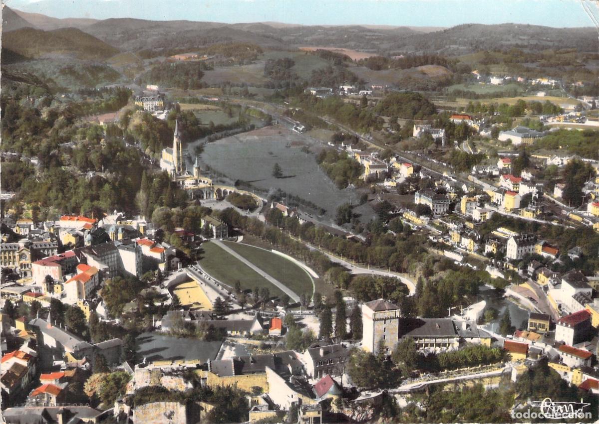 Cartoline: Postal de vista a&eacute;rea de Lourdes con la Bas&iacute;lica y el Castillo