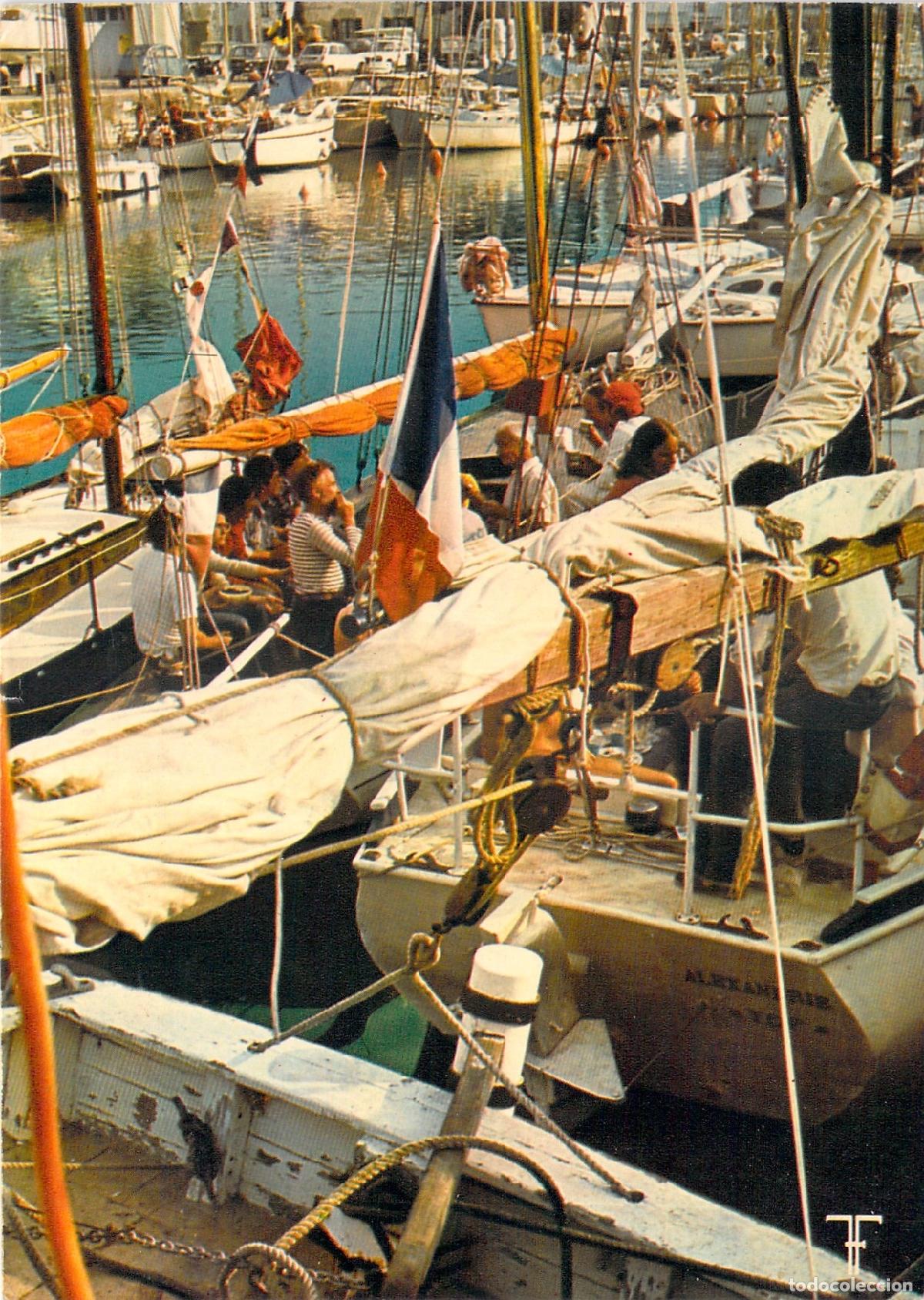 Postkarten: Postal de Saint-Martin-de-R&eacute; con barcos en el puerto