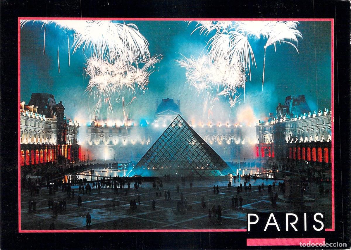 Postales: Postal de la Pir&aacute;mide del Louvre en Par&iacute;s con Fuegos Artificiales