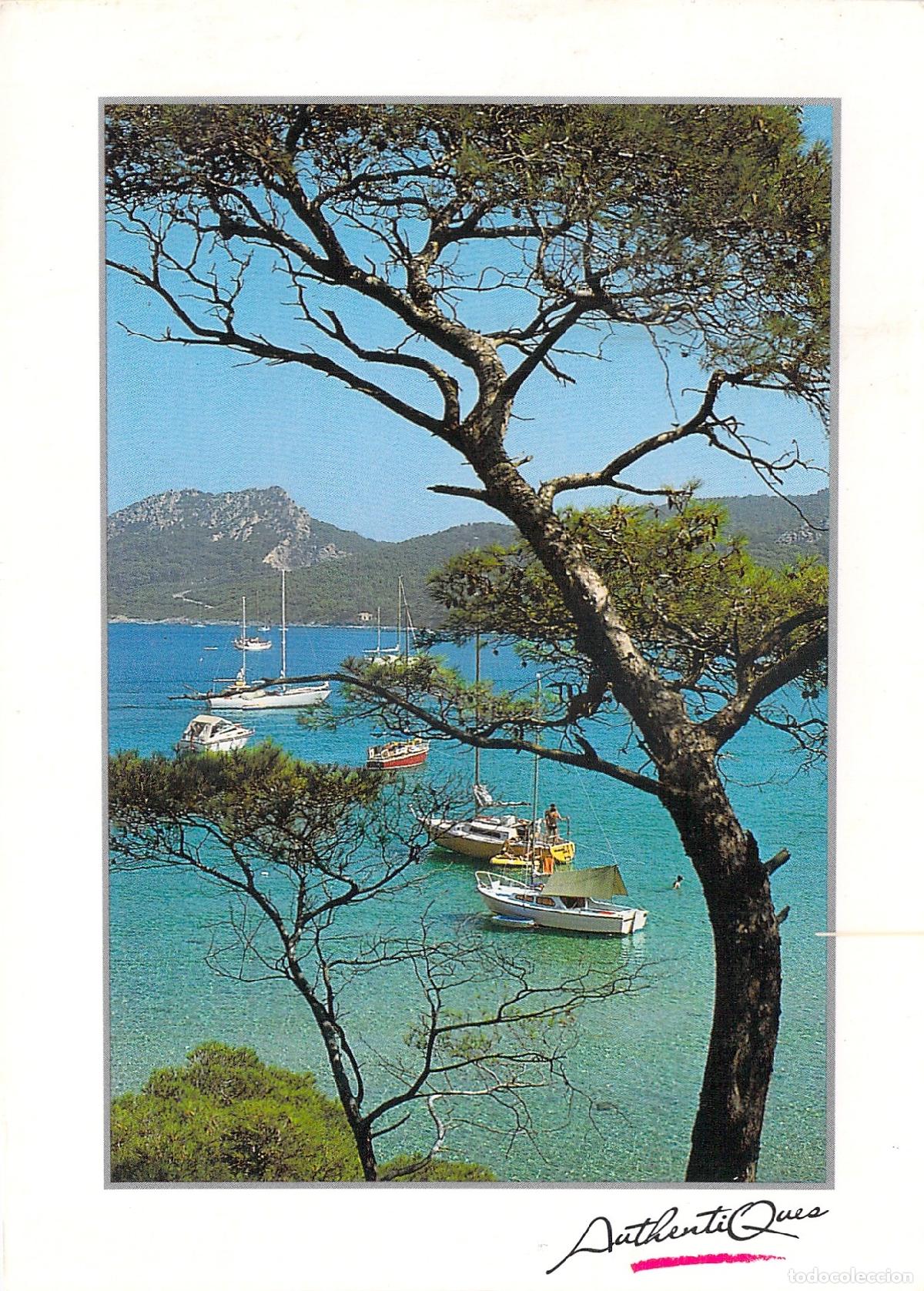 Postales: Postal de paisaje costero con barcos en el mar
