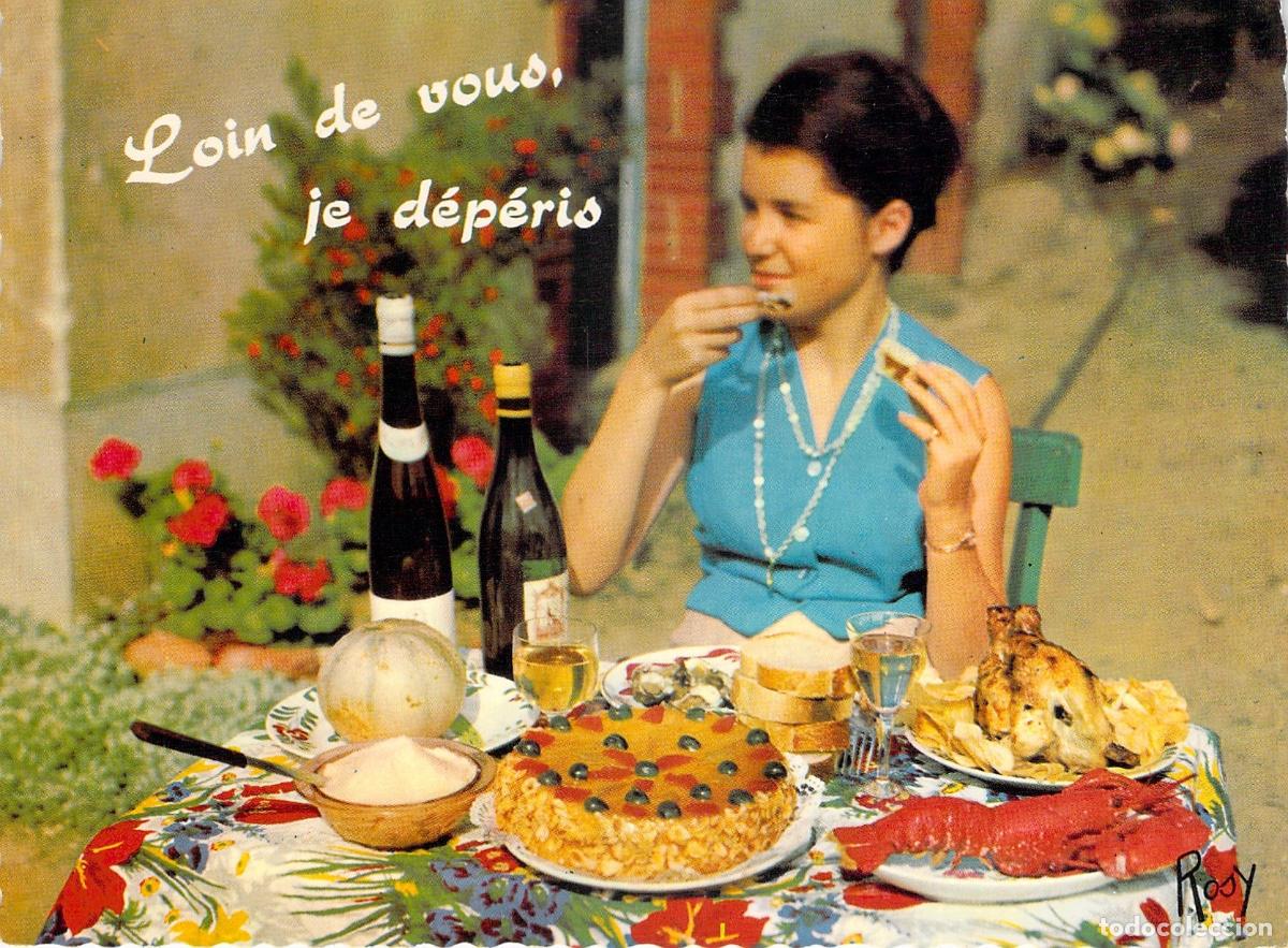 Postales: Postal humor&iacute;stica con mujer comiendo durante vacaciones
