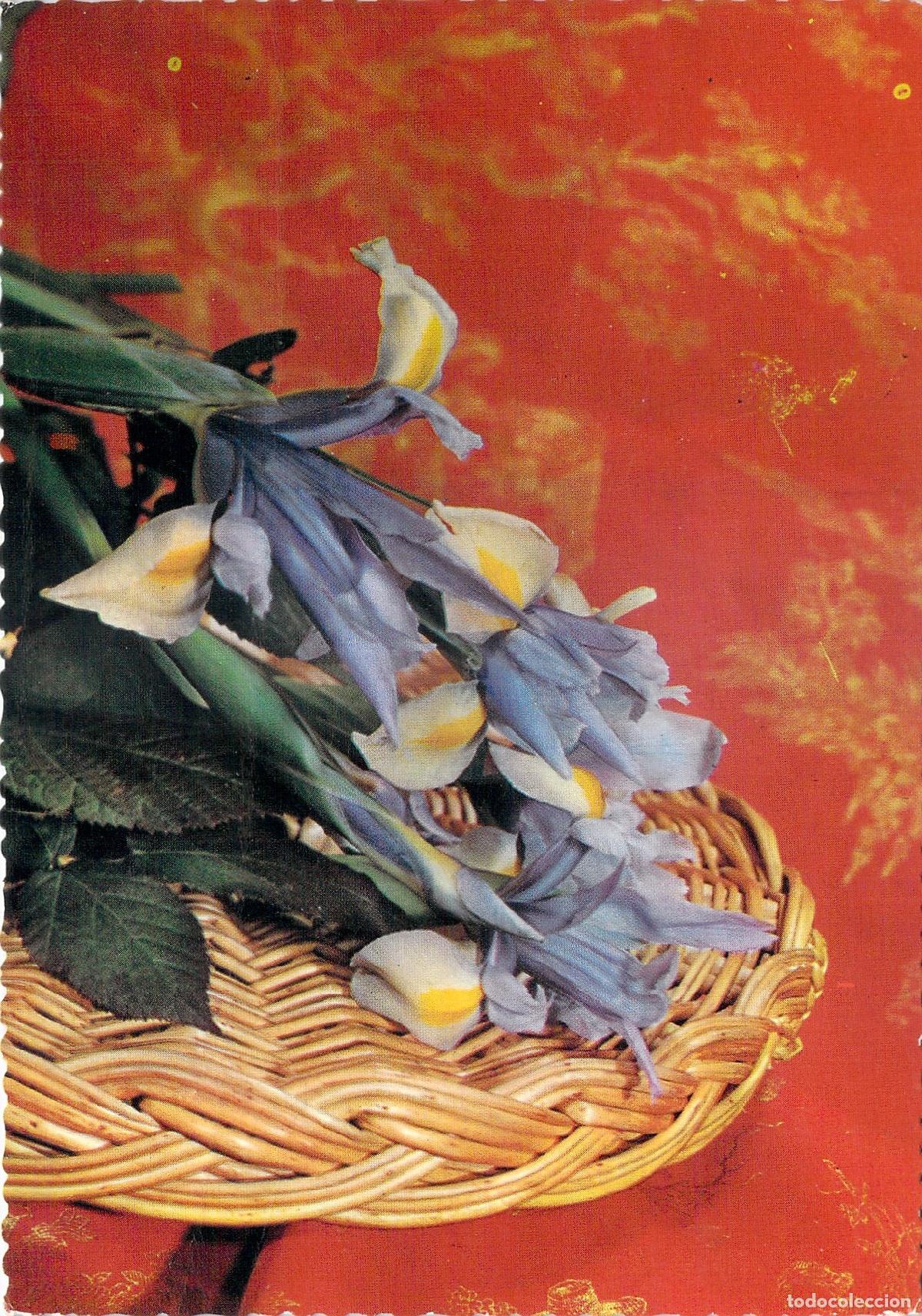 Postales: Postal con ramo de flores de lirios sobre cesta