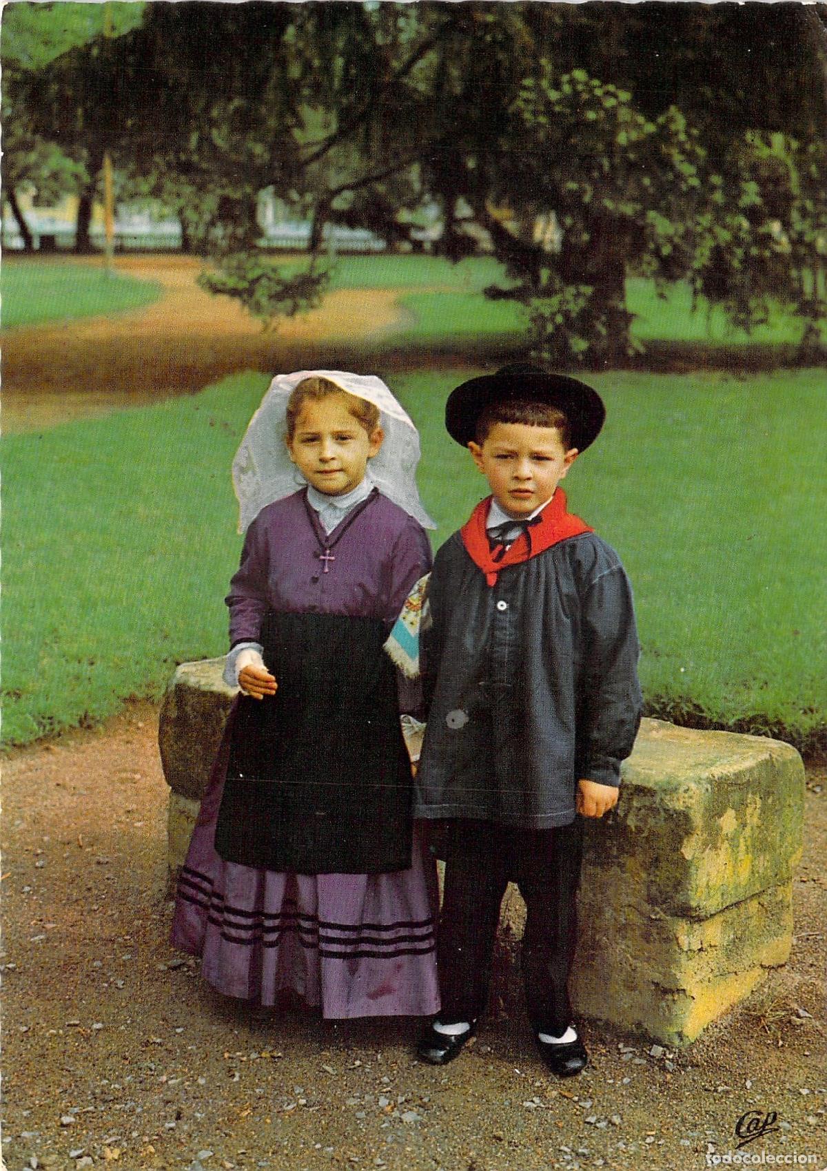 Postales: Postal de ni&ntilde;os con trajes tradicionales de Auvergne