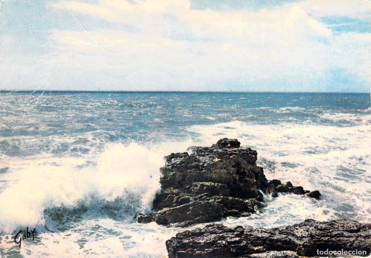 Postkarten: Postal de paisaje mar&iacute;timo con olas rompiendo contra las rocas