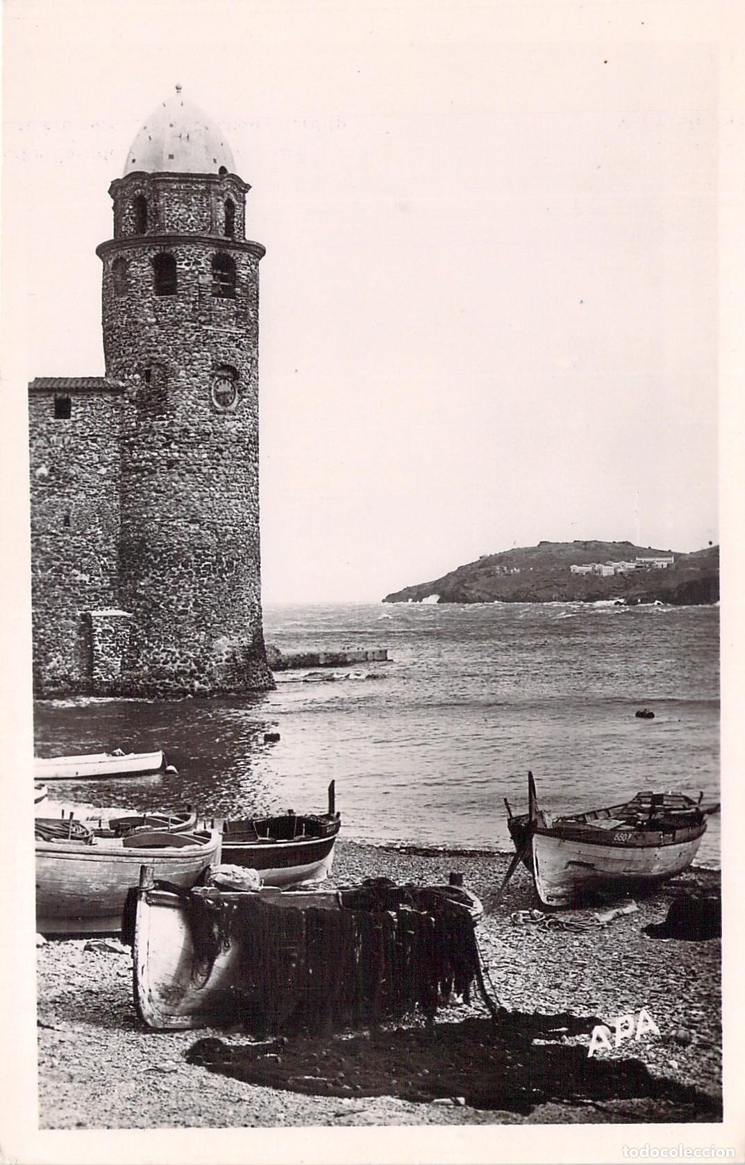 Postales: Postal de Collioure Francia con el Campanario y Barcas en la Costa