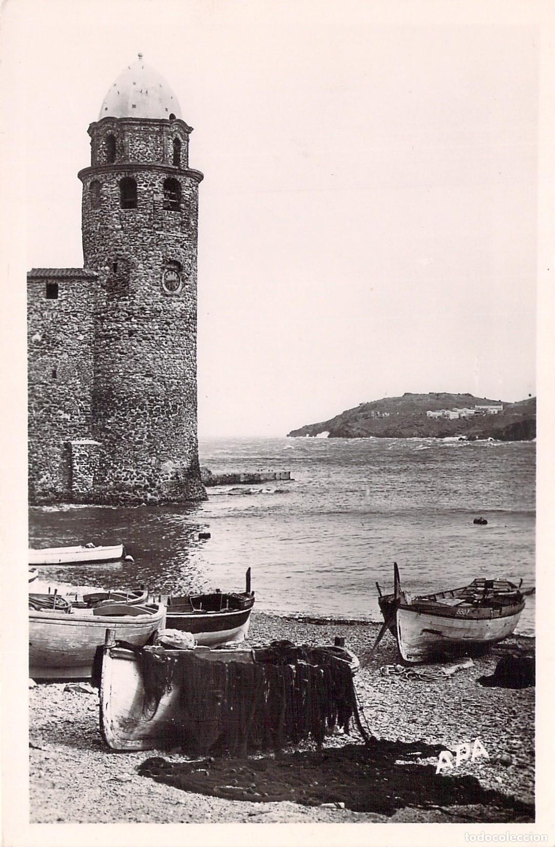 Postales: Postal de Collioure Francia con campanario y barcas en la costa