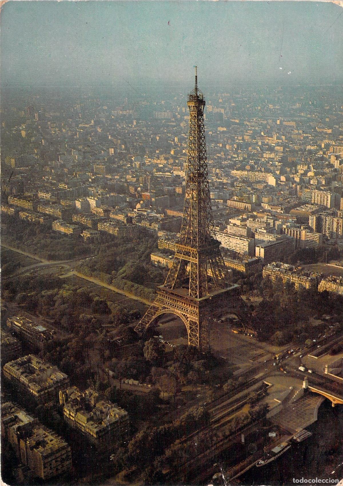 Postales: Postal de la Torre Eiffel vista desde el aire en Par&iacute;s