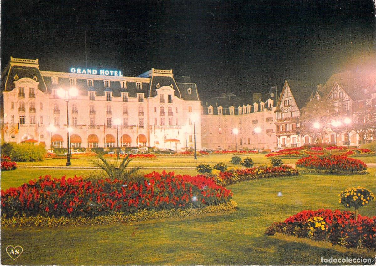 Postales: Postal de Cabourg Grand Hotel y Jardines Iluminados en la Costa de Normand&iacute;a