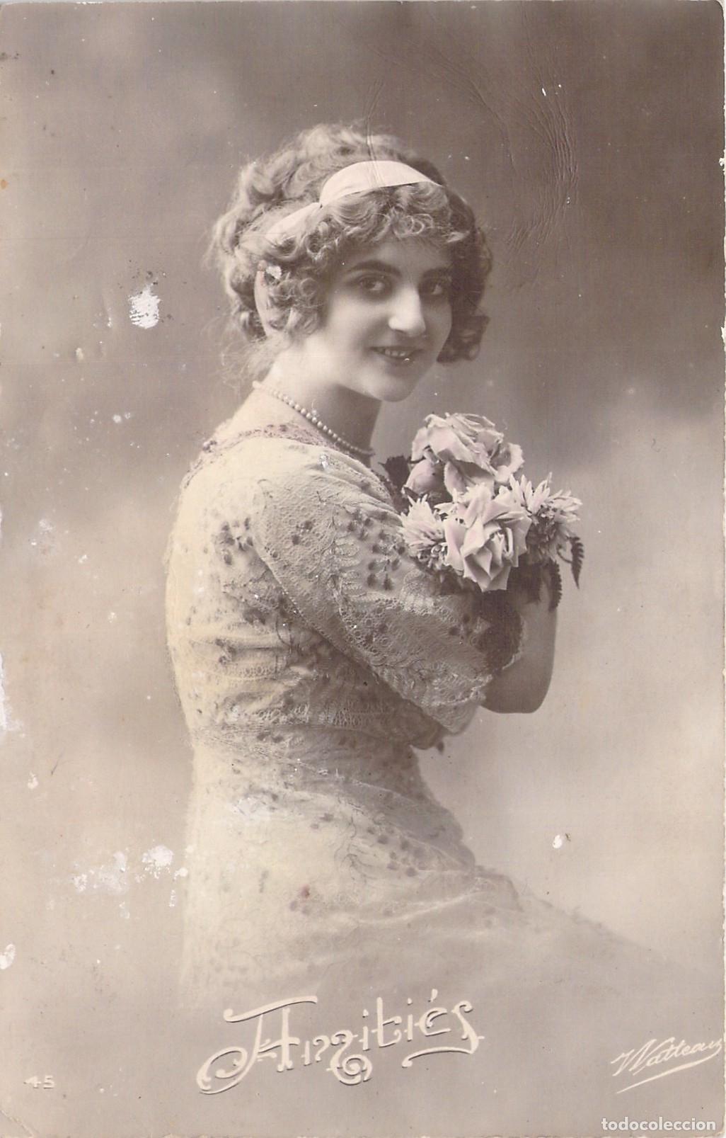 Postales: Postal antigua de retrato de mujer con flores