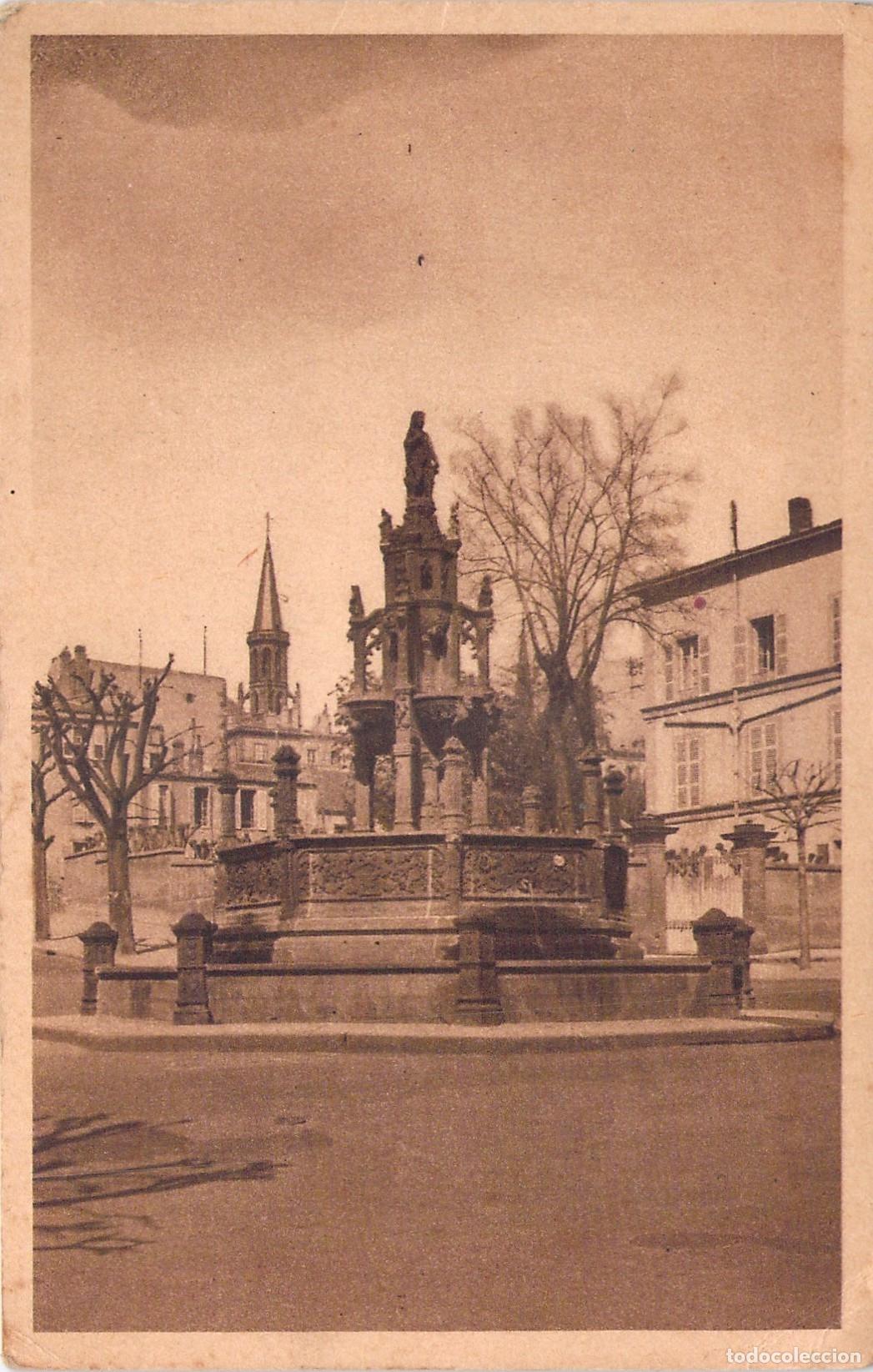 Postales: Postal de una antigua fuente monumental en una plaza europea