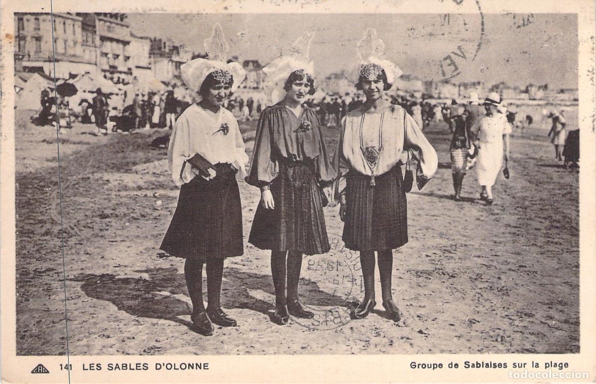 Postales: Postal de mujeres con traje tradicional en la playa de Les Sables d'Olonne