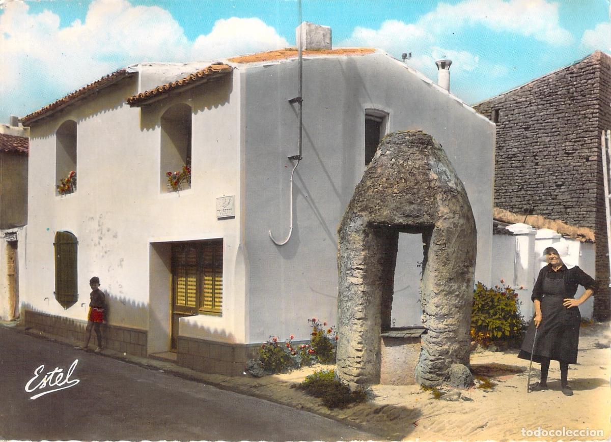 Postales: Postal de Les Portes-en-Re con pozo tradicional y mujer lugare&ntilde;a