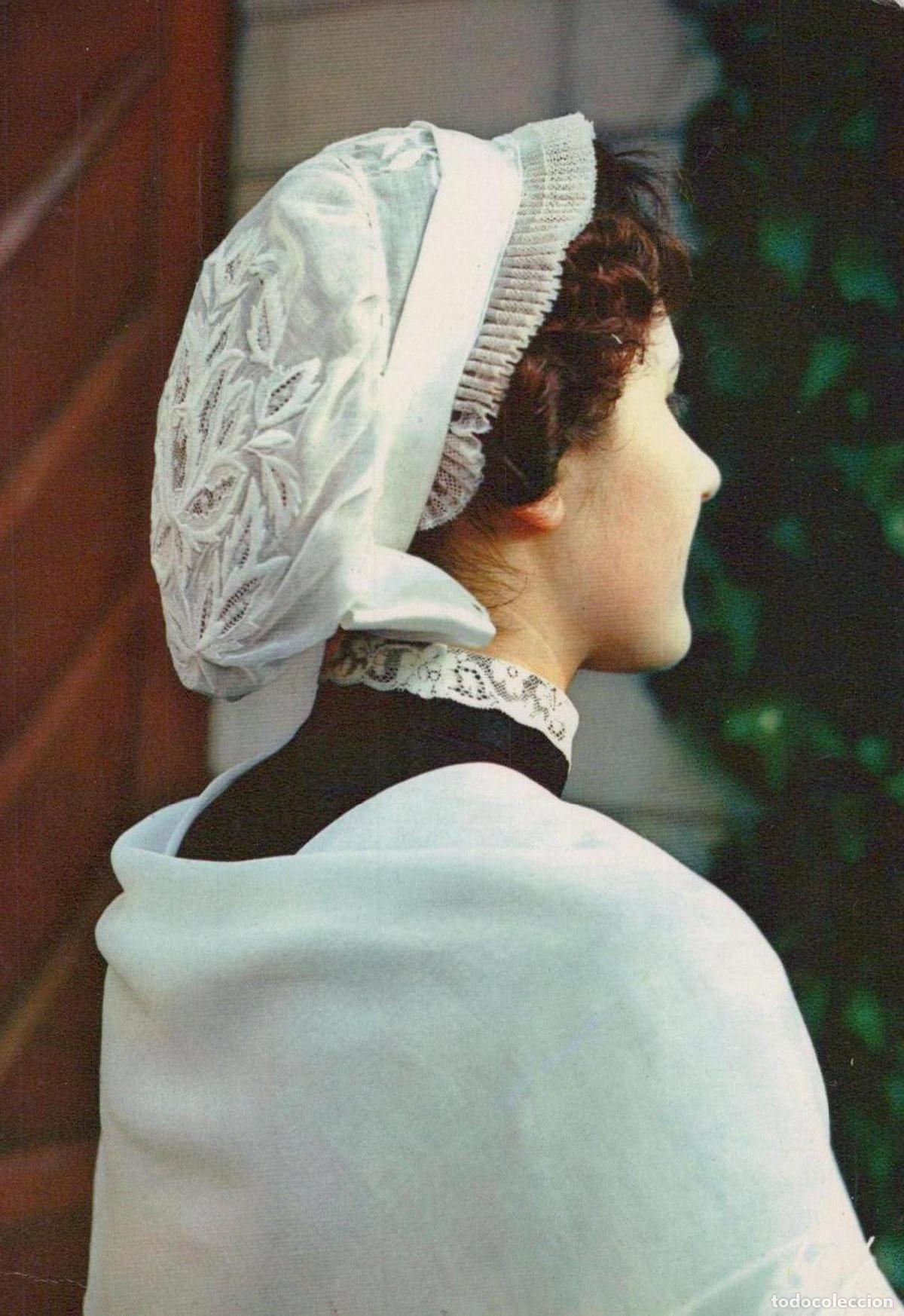 Postcards: France Loches Femme en Costume R&eacute;gional Coiffe *YAH420